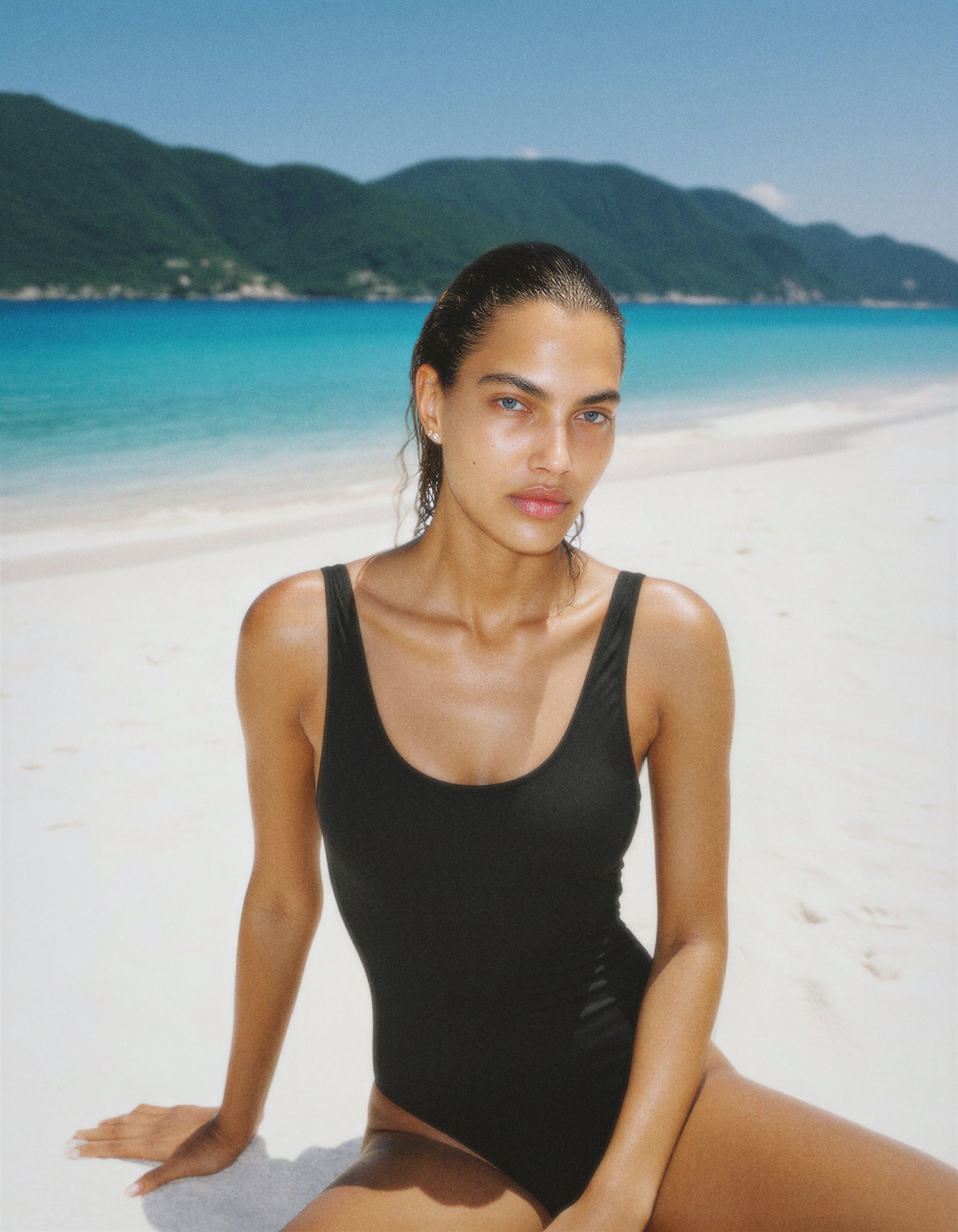 Akila One Piece Black – Hansen & Gretel