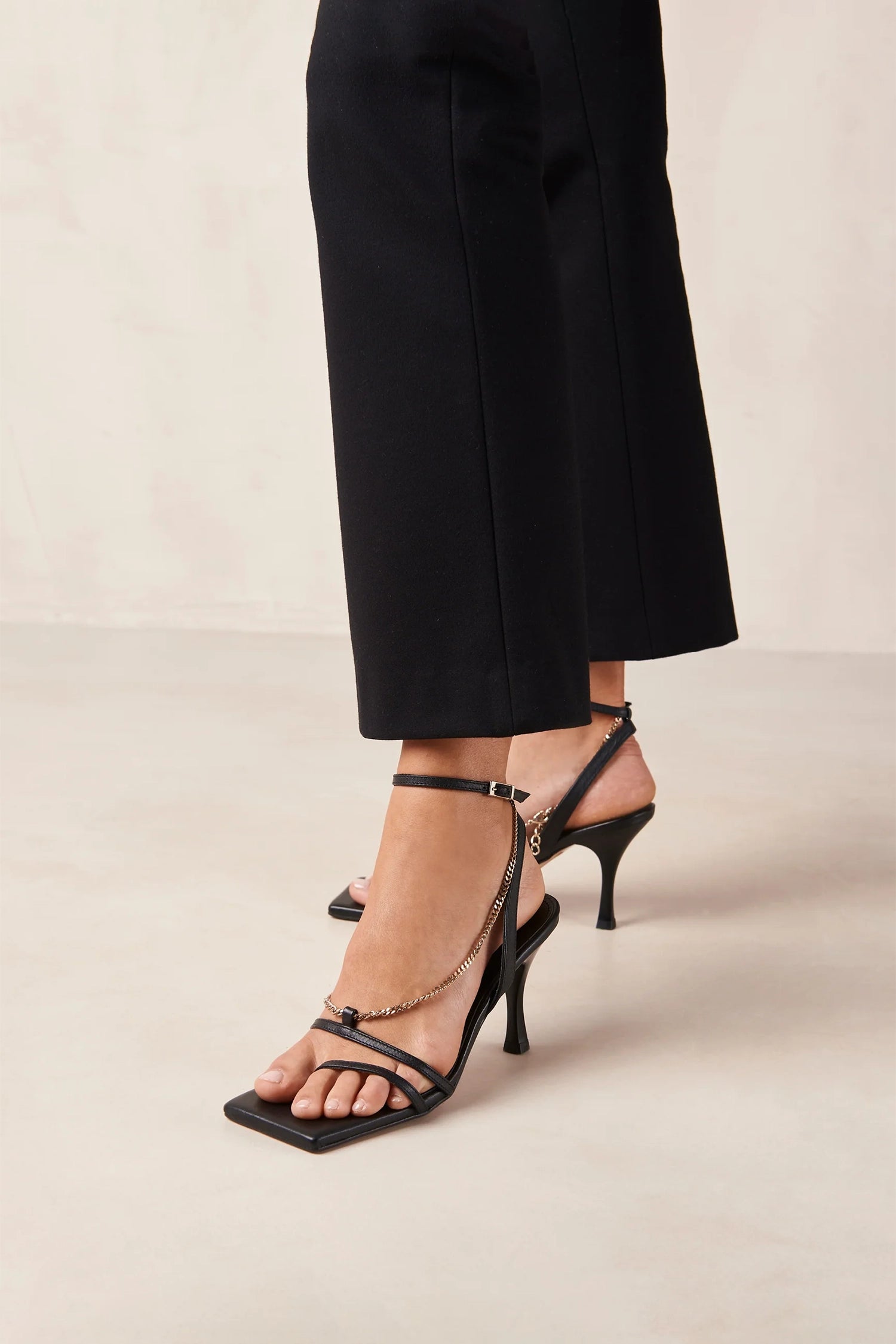 Alohas Straps Chain Heel Black Hansen Gretel