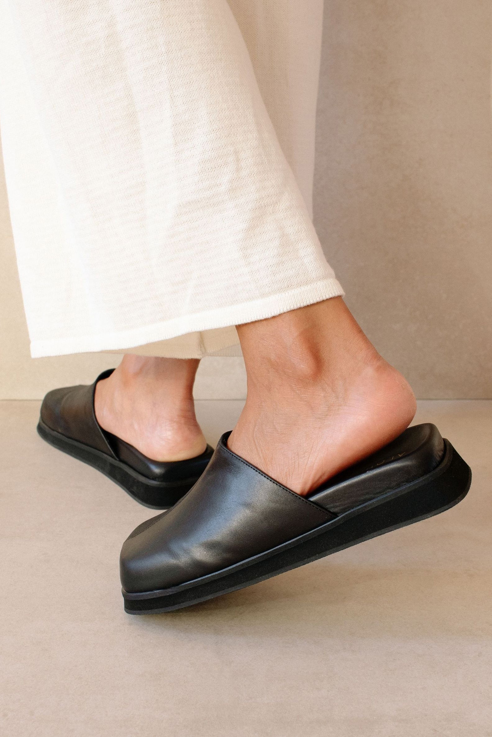 Alohas Whiz Clog Black Hansen Gretel